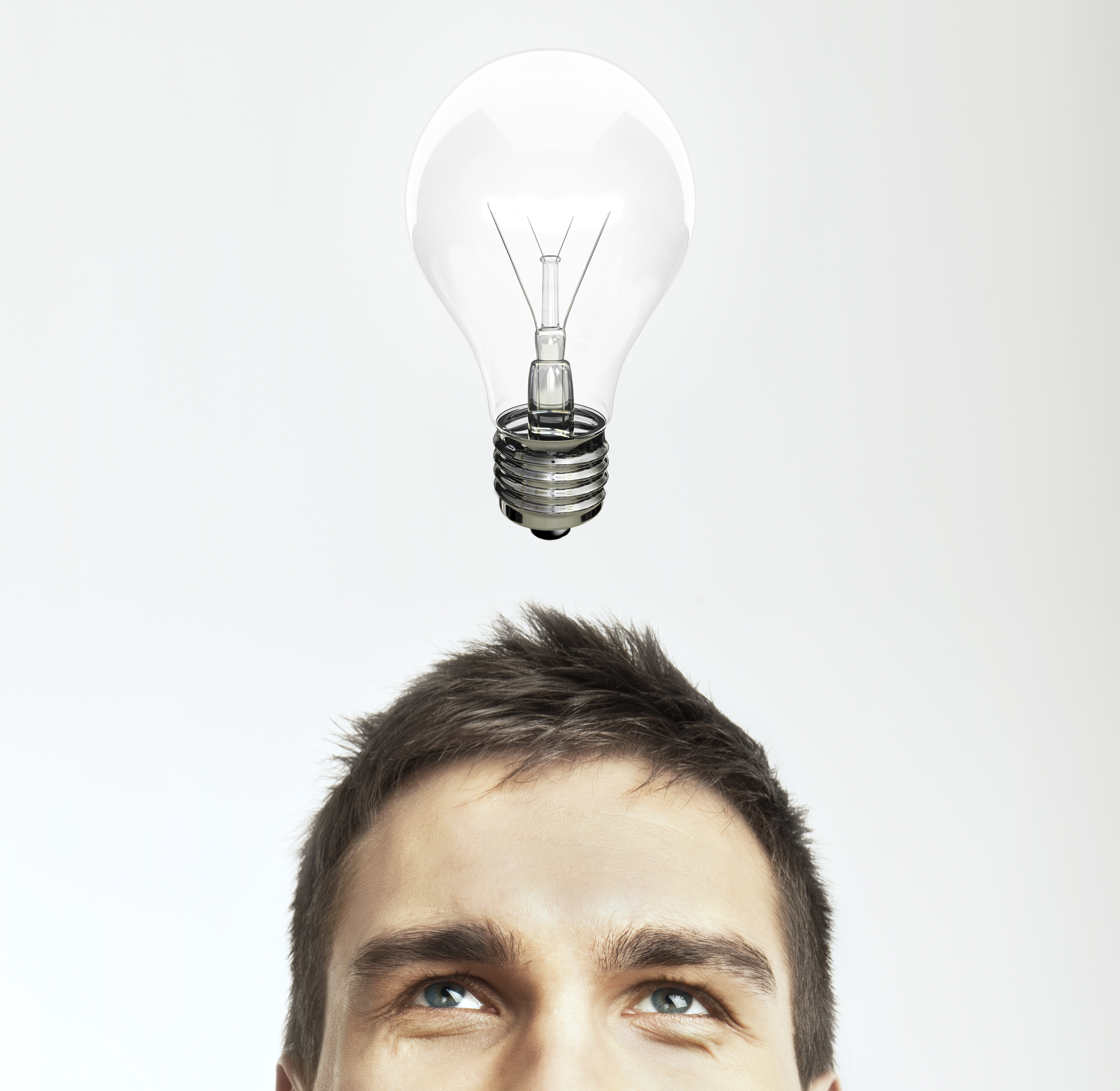 Гениальные мысли приходят. Лампочка идея. Человек с лампочкой. Лампочка в голове. Человек с лампочкой идея.